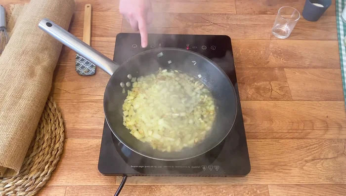 Agregar el vino blanco y aumentar el fuego para que reduzca durante 1 minuto.