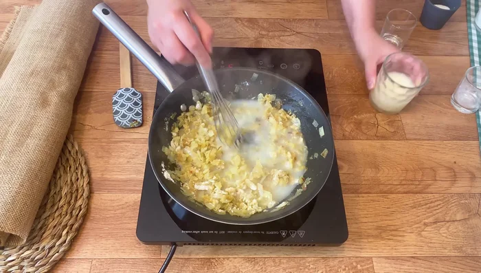 Agregar el caldo de pescado, mezclando constantemente. Luego, añadir la leche poco a poco, removiendo para evitar grumos. Cocinar a fuego medio durante 4 minutos.