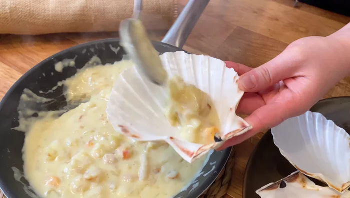 Rellenar las conchas de vieira con la mezcla. Colocar en una bandeja apta para horno precalentado a 180 grados.