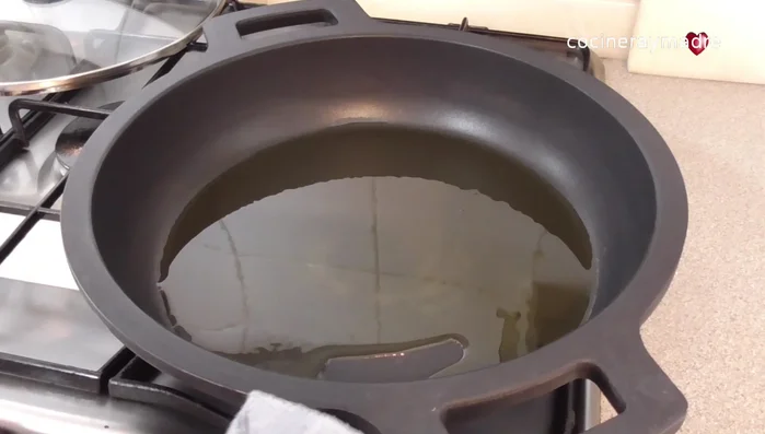 En una cazuela amplia, calentar un buen chorro de aceite de oliva a fuego medio.