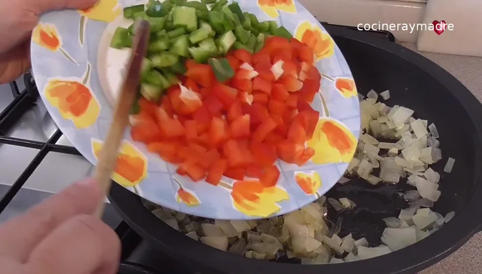 Incorporar los pimientos, salpimentar y seguir cocinando a fuego bajo.