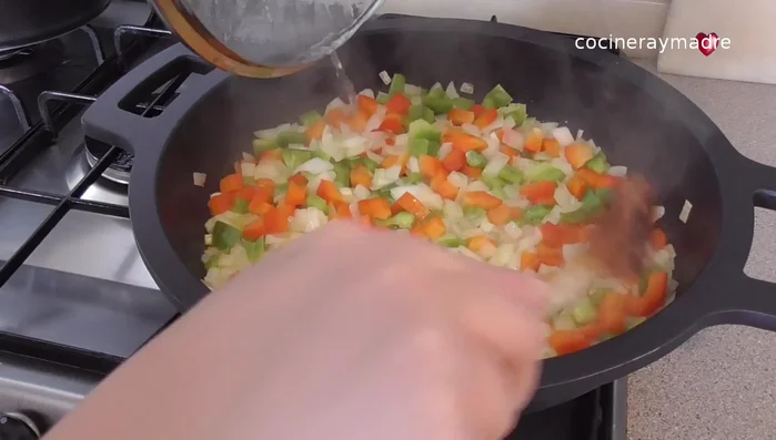 Agregar el calabacín, salpimentar y tapar. Cocinar hasta que las verduras estén blandas.
