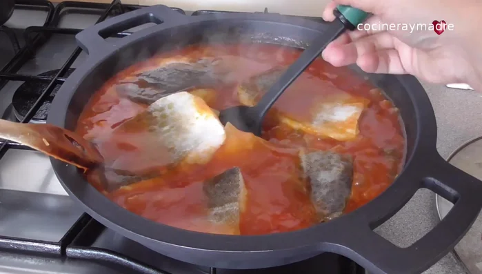 Dar la vuelta a los lomos de bacalao con cuidado y cocinar 1 minuto más.