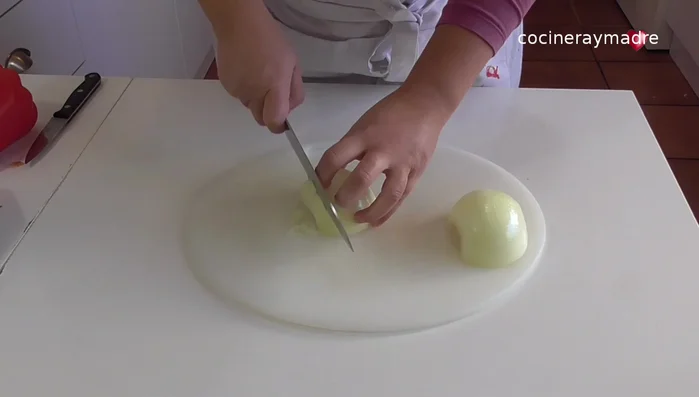 Picar las verduras (cebolla, ajo, pimientos y calabacín) en cuadraditos medianos.
