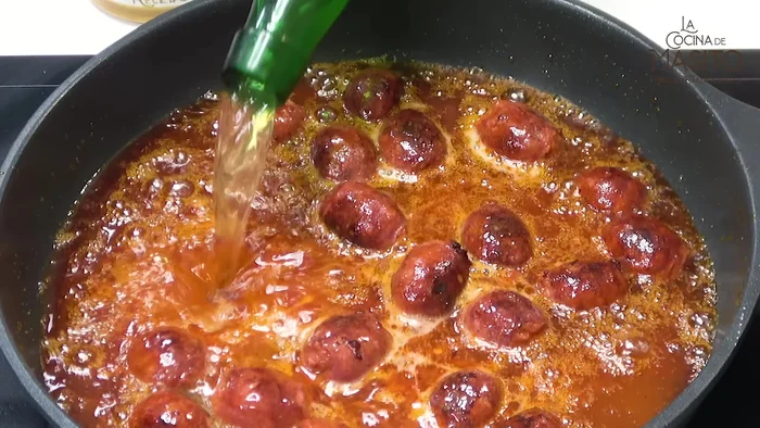 Añadir la sidra natural, cubriendo bien los chorizos (113.549).