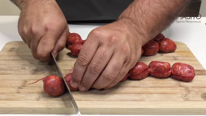 Quitar la cuerda del chorizo. Para ello, girar el chorizo para desenrollar la cuerda con facilidad (17.85).