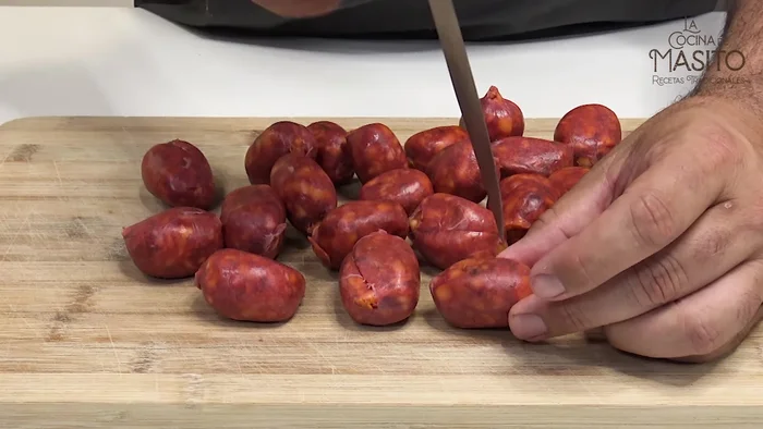 Pinchar el chorizo cuatro o cinco veces por cada lado para que suelte la grasa al freír (53.67).