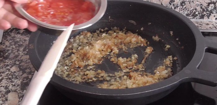 Incorporar el tomate triturado y rehogar durante 5 minutos (123.36).