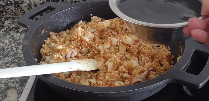 Verter el caldo de pescado caliente (dos medidas y media por cada medida de arroz) (169.17).