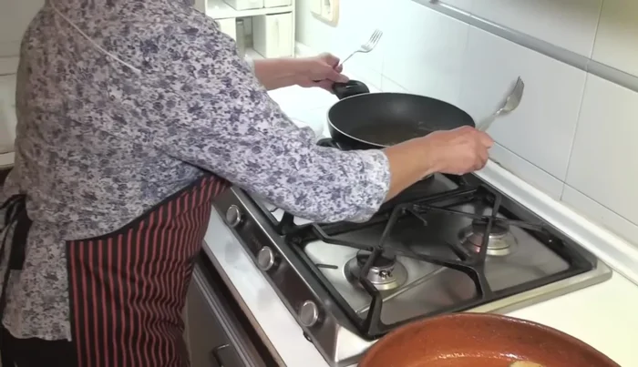 Reservar el pescado frito en una cazuela de barro.