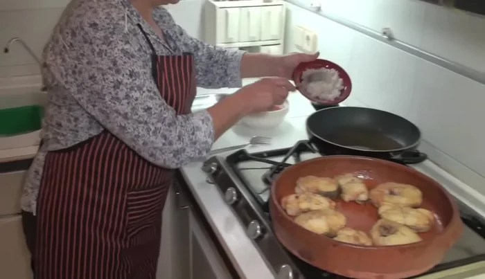 Picar la cebolla y sofreírla en aceite de oliva.