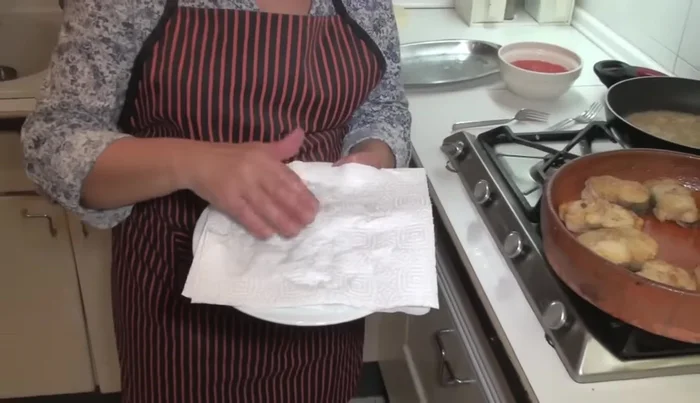 Añadir las anillas de calamar a la cebolla sofrita. Incorporar un poco de azúcar al tomate rallado para que pierda acidez.