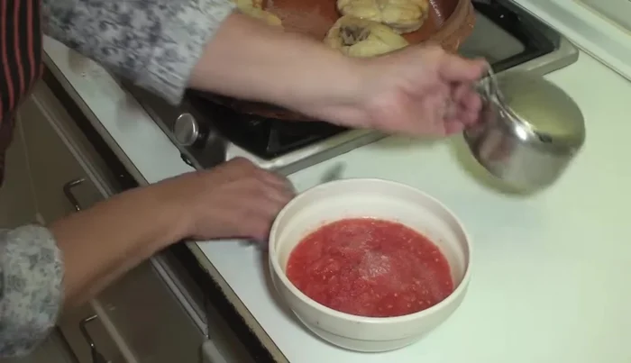 Sofreír lentamente la cebolla y el calamar con el tomate rallado.