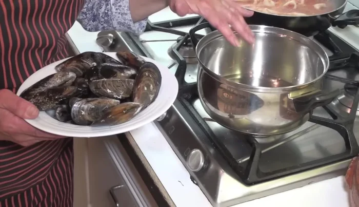 Abrir los mejillones al vapor con un poco de agua y sal. Reservar el caldo.