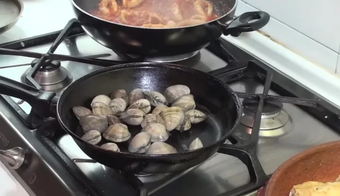Abrir las almejas al vapor con un poco de aceite. Reservar el caldo.