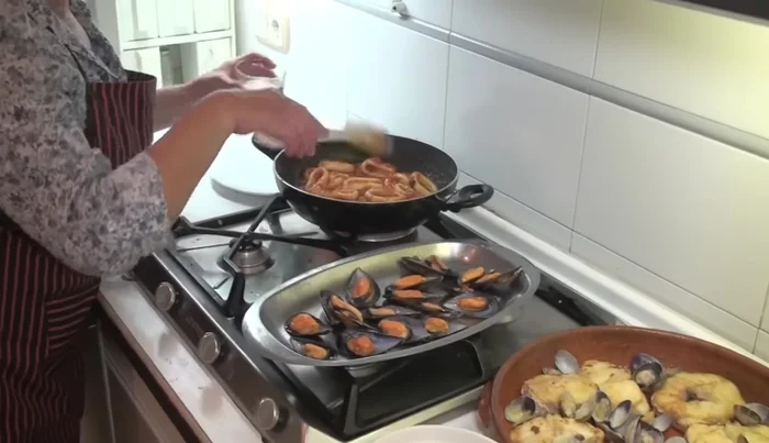 Añadir el vino al sofrito de cebolla y tomate, y dejar que evapore el alcohol.