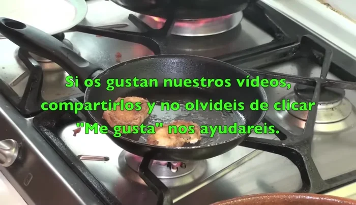 Preparar la picada: machacar en un mortero el pan tostado, las almendras tostadas (sin piel), los ajos y el perejil. Agregar pimienta negra.