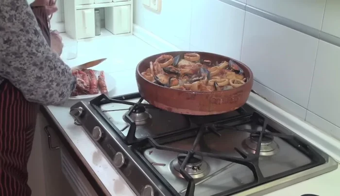Agregar los mejillones, las cigalas y los langostinos. Dejar cocer 5 minutos.