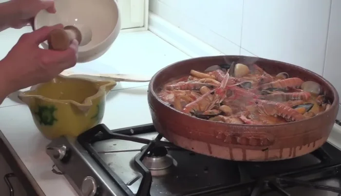Añadir un poco de agua a la picada para disolverla y echarla en la cazuela. Remover.