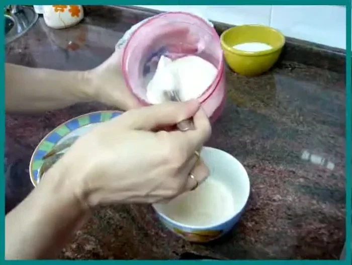 Preparar la masa de tempura: mezclar la harina de tempura con agua muy fría hasta obtener una crema espesa pero no demasiado. Ajustar la consistencia añadiendo más agua o harina según sea necesario.