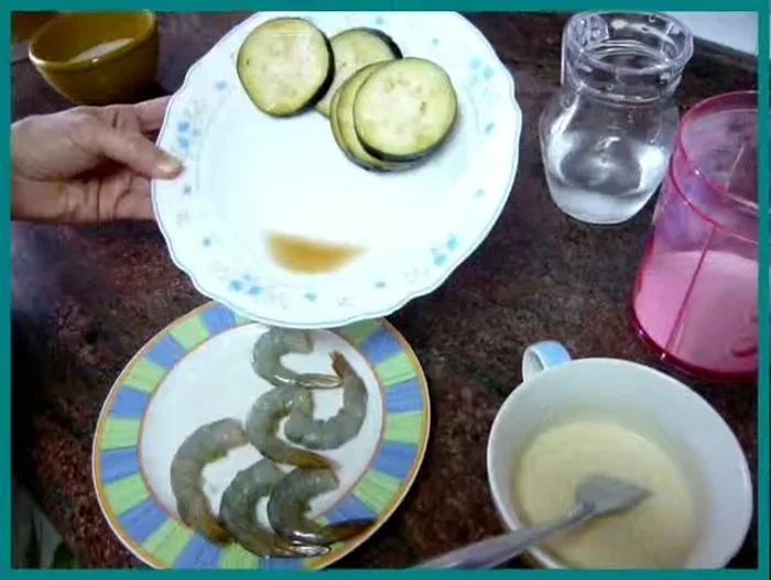 Escurrir bien los langostinos y las berenjenas para eliminar el exceso de humedad.