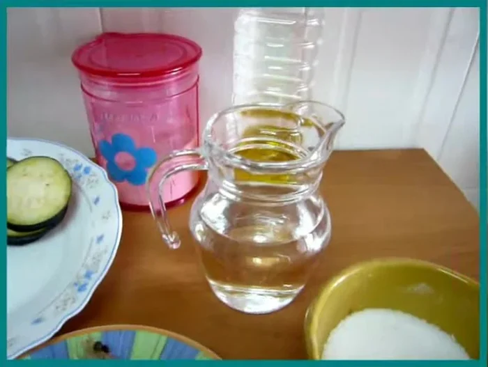 Espolvorear los langostinos y las rodajas de berenjena con un poco de sal para que suelten su jugo.