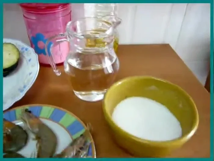 Limpiar los langostinos: quitar la cabeza, las patitas y la cascarilla, dejando solo un pequeño trocito de cáscara para facilitar el manejo.
