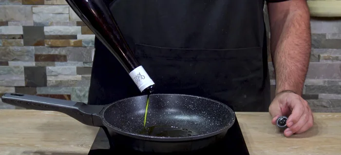En una sartén, freír los ajos y la guindilla en aceite de oliva virgen extra a temperatura media-alta hasta que el ajo cambie de color (sin llegar a tostarse).