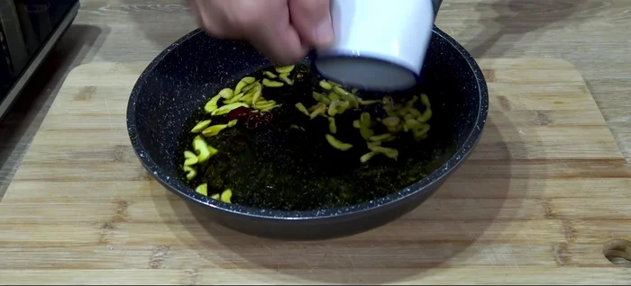 Añadir el vinagre de vino blanco y remover durante 2-3 minutos hasta que la salsa espese.