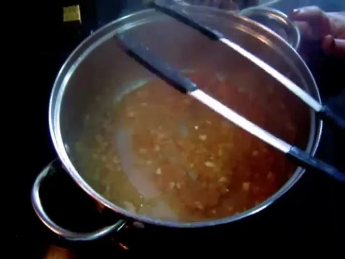 **Opción 1 (Olla a presión):** Añadir las verduras, la carne, agua, hoja de laurel y pastilla de caldo. Cocinar durante 45 minutos.