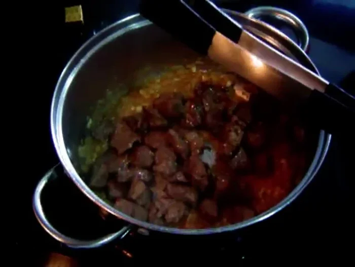 **Opción 2 (Olla normal):** Añadir la carne, hoja de laurel, pastilla de caldo desmenuzada y agua hasta cubrir. Cocinar a fuego medio-bajo durante 30 minutos.