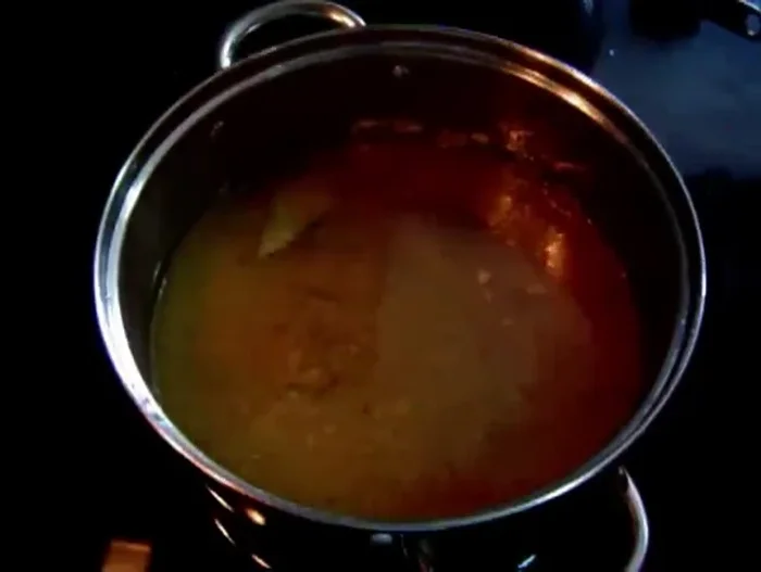 Pasada media hora, agregar las zanahorias y cocinar otros 20 minutos. Si la salsa reduce demasiado, añadir más agua caliente.
