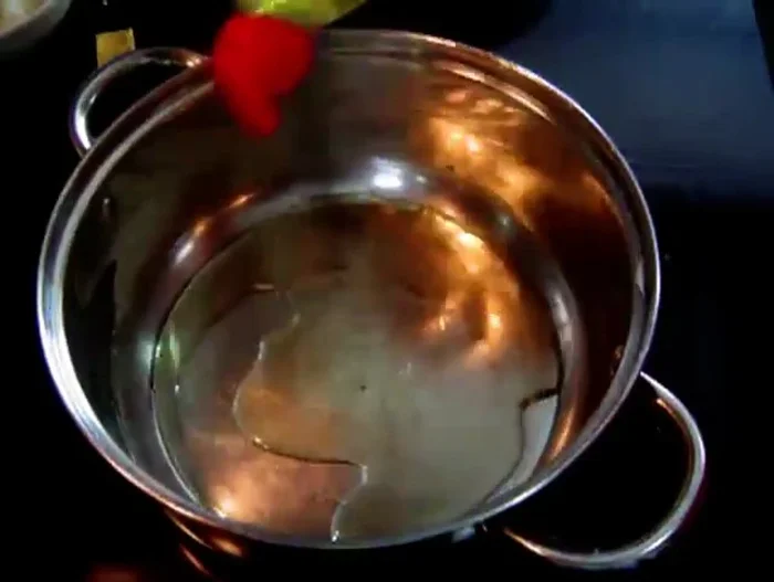 Salpimentar la carne. Añadir un chorrito de aceite en una sartén o olla y dorar la carne hasta que esté bien dorada y no queden trozos crudos.