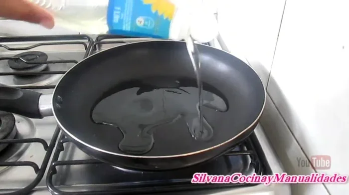 Calentar un chorro generoso de aceite en una sartén.