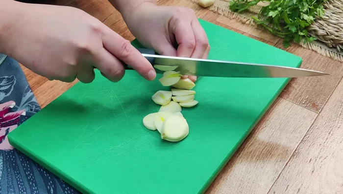 Picar finamente el ajo y el perejil. Mezclar en un frasco con aceite de oliva. (Este aliño se puede guardar hasta 3 meses en la nevera).