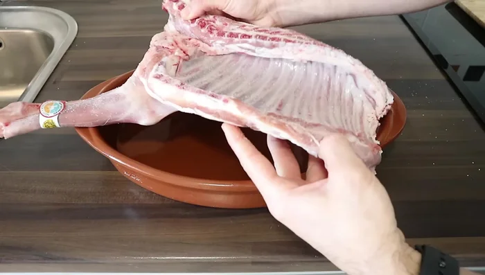 Añadir agua en el fondo de la bandeja de barro (144.959)