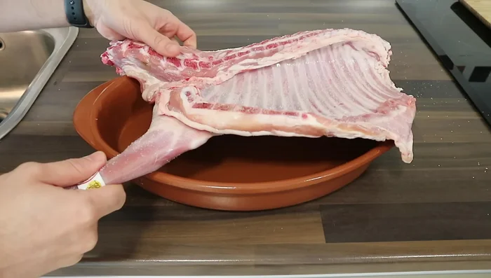 Colocar el cuarto de lechazo con la piel hacia abajo, sin que toque el agua (149.099)