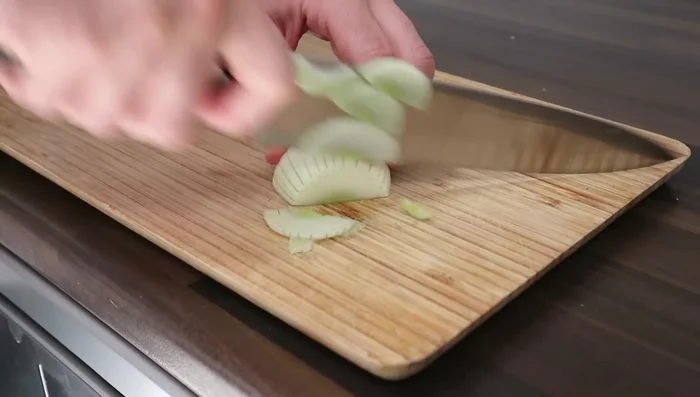 Preparar la ensalada verde con lechuga romana, cebolleta, sal, vinagre y aceite de oliva (226.56)