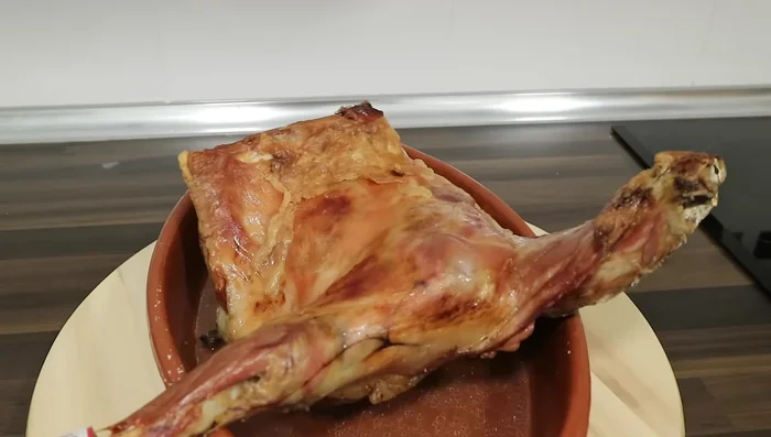 Sacar el lechazo asado del horno (247.29)
