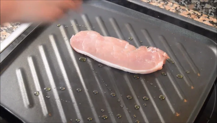 Cocinar el lomo de cerdo y el bacon en una plancha caliente con unas gotas de aceite a fuego medio-alto.