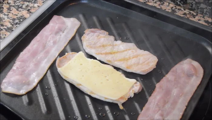 Salpimentar el lomo. (Opcional: fundir el queso con el lomo en la plancha).