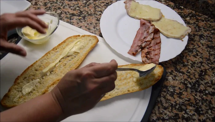 Untar mayonesa en ambas mitades del pan.