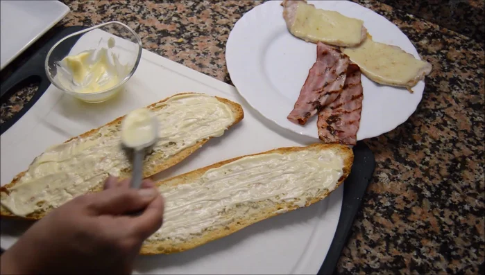 Colocar la lechuga en la base del pan.
