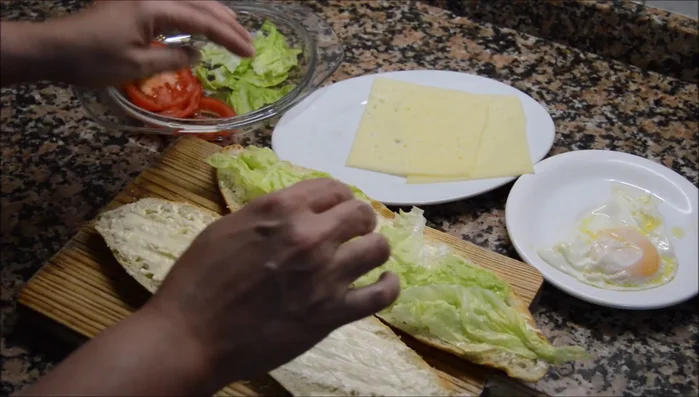 Añadir las rodajas de tomate sobre la lechuga.