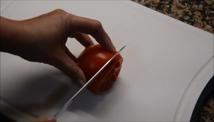 Cortar las rodajas de tomate finamente haciendo una incisión con el cuchillo y luego cortando en rodajas.