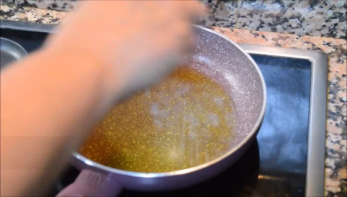 Freír el huevo en una sartén con aceite suficiente, añadiendo una pizca de sal para evitar salpicaduras.