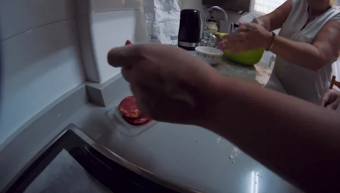 Dar forma a la masa, agregar trocitos de chorizo en el interior (opcional).