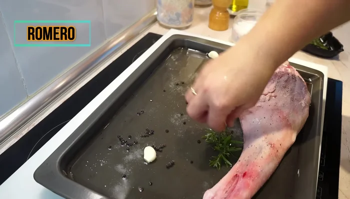 Colocar la pierna y la paletilla en la bandeja, con la parte de la piel hacia el caldo. Hornear durante 40 minutos.