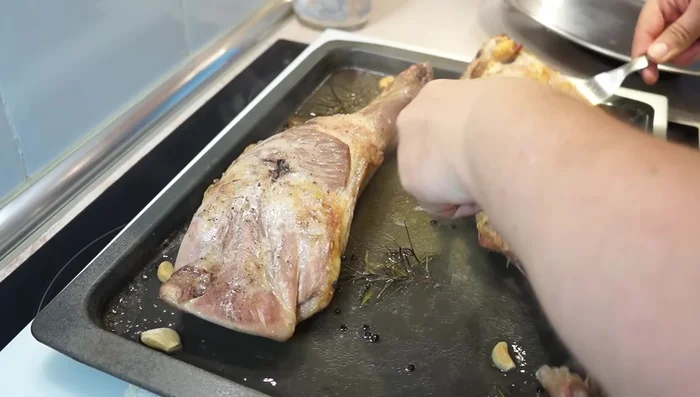 Pasados los 40 minutos, sacar la pierna y la paletilla. Dar la vuelta a ambas piezas de carne.