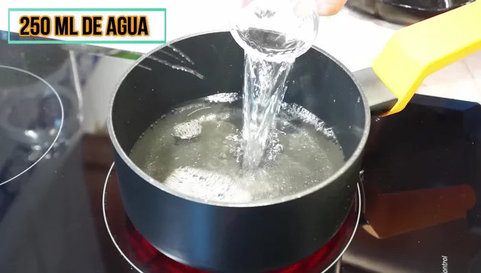 Mientras el cordero se hornea, preparar un caldo: en un cazo, añadir 250 ml de vino blanco y 250 ml de agua, sal, y dejar hervir unos minutos para evaporar el alcohol.